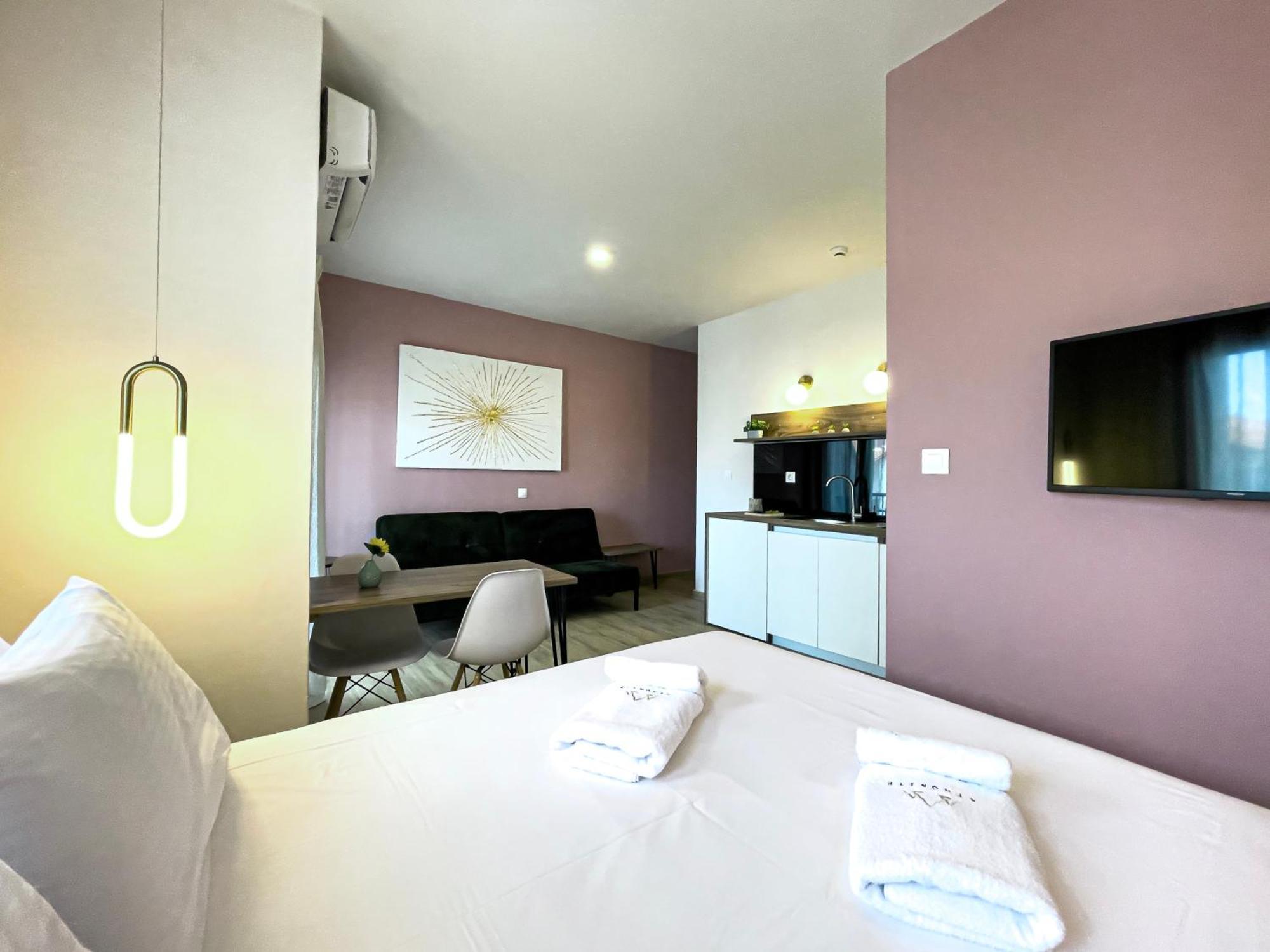 Athonite All Seasons Luxury Suites Ієрісос Екстер'єр фото